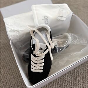 ALO Yoga Black and Cream Low-Top Sneakers